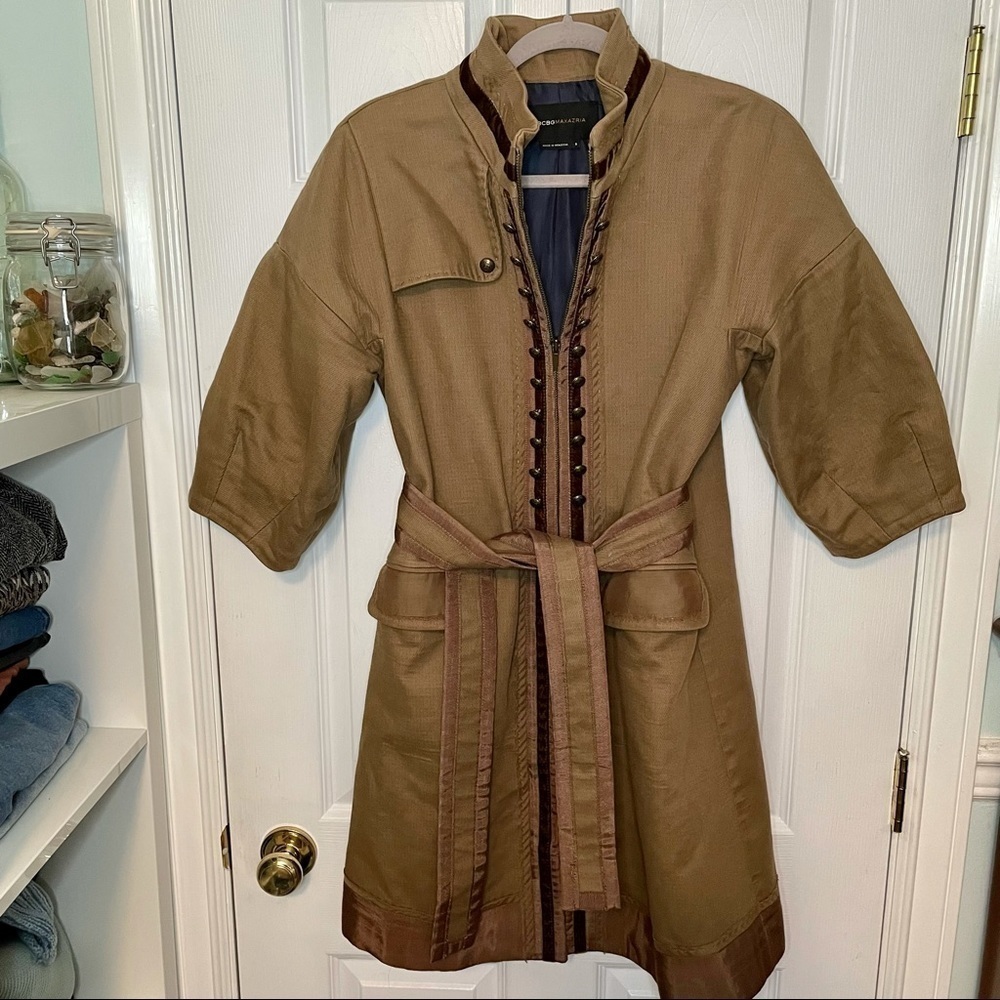 𝅺BCBGMAXAZRIA Belted Zip Up Tan Trench Coat small